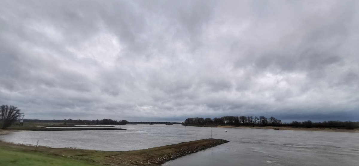JoyceDFoto's tweet photo. Grijze dag vandaag #Doornenburg @WNLVandaag @OmroepWNL @mooieluchten @weeronline @Weerplaza @Talpaweer @helgavanleur @mrmiddendorp @weermanreinier @MarcdeJongRTL @nicolienkroon @WilliamHuizinga @marjondehond @MargaretOrr @BuienRadarNL @BuitenGewoonGLD https://t.co/tQGIOpxOFf