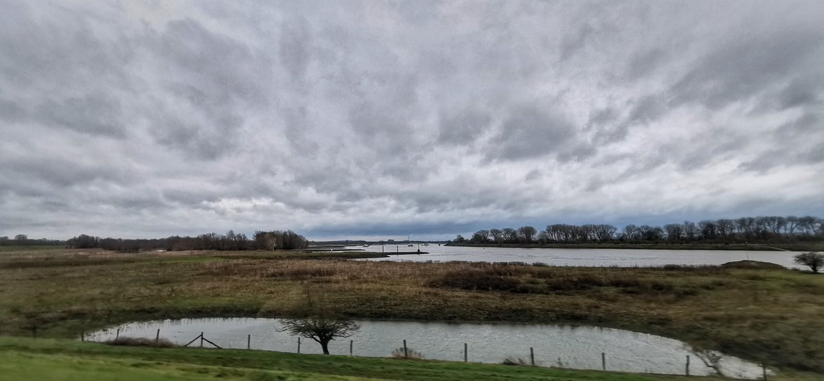 JoyceDFoto's tweet photo. Grijze dag vandaag #Doornenburg @WNLVandaag @OmroepWNL @mooieluchten @weeronline @Weerplaza @Talpaweer @helgavanleur @mrmiddendorp @weermanreinier @MarcdeJongRTL @nicolienkroon @WilliamHuizinga @marjondehond @MargaretOrr @BuienRadarNL @BuitenGewoonGLD https://t.co/tQGIOpxOFf