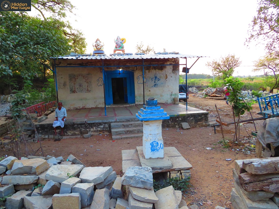 Found it hard to believe that this simple shrine is frm the 11th century CE, but the evidence of an inscription found here was irrefutable. Inscription included a mention of the Kalyana Chalukyas. Pics of the Kallinatheshvara Temple, Doranahalli,  #Yadgir.  #Karnatakatrail.