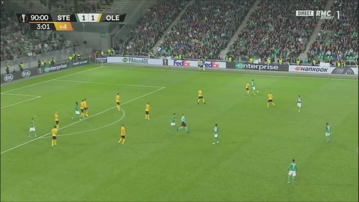 1/ Aspire la pression2/ Bloque sa course et met le défenseur sur les fesses (shaqtin a fool tu connais)3/ Lève la tête et trouve Boudebouz dans la course4/ Occasion nette de but