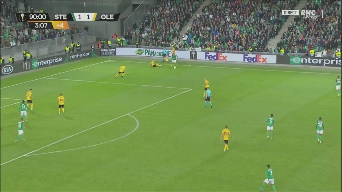 1/ Aspire la pression2/ Bloque sa course et met le défenseur sur les fesses (shaqtin a fool tu connais)3/ Lève la tête et trouve Boudebouz dans la course4/ Occasion nette de but