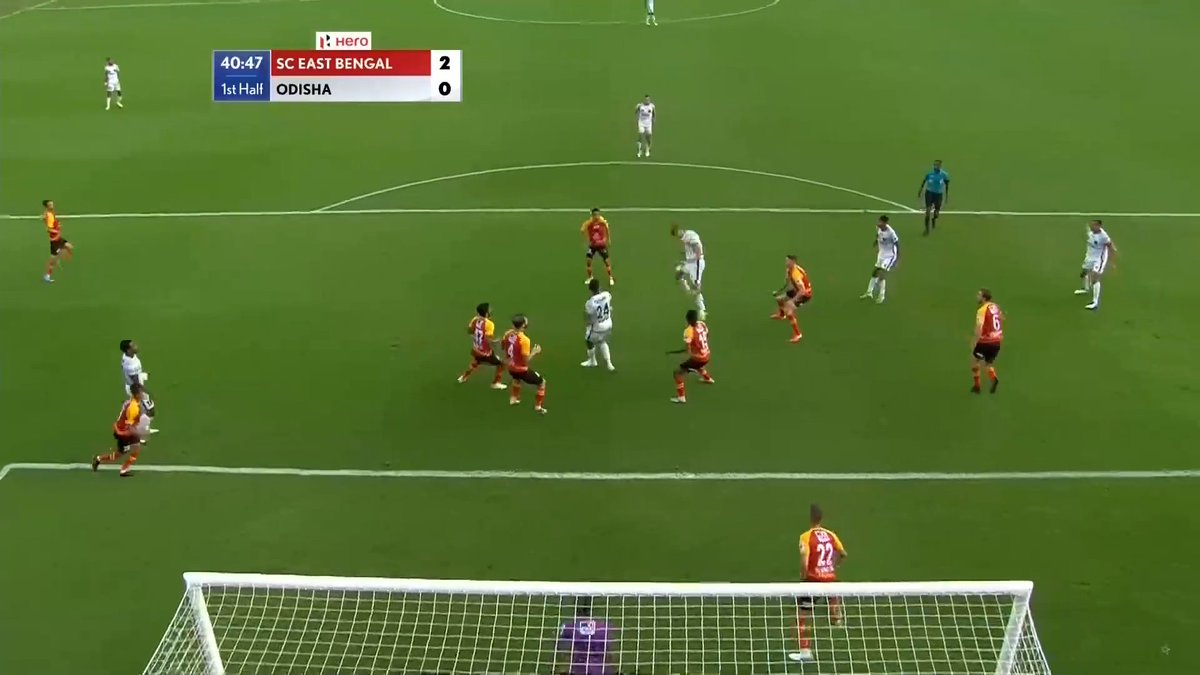 With Fox and Steinmann they could have limited the danger. As you can see Tratt gets a free header. Maghoma should have been putting pressure on Tratt as a zonal marker of that space. 28/n