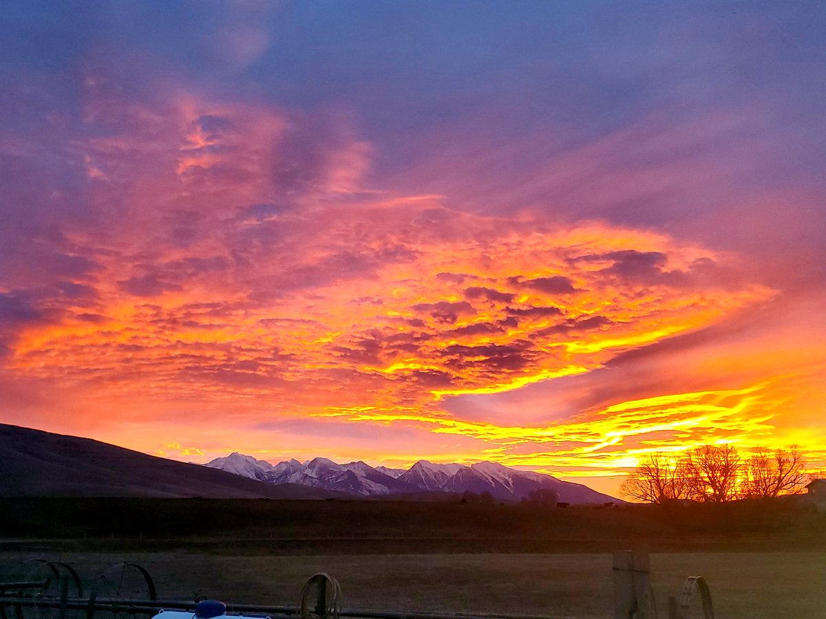 This is were I live no filter nothing 😍 yesterday was a bad day and to be able to see this today made my heart happy ♥