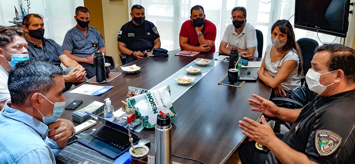 Junto a <a href="/MisionesPolicia/">Policía de Misiones</a>, diagramamos acciones conjuntas para promover cumplimiento de los protocolos sanitarios en espacios turísticos. 
Debemos ser conscientes de que la Pandemia no pasó. Debemos ser responsables cumpliendo y haciendo cumplir las medidas de seguridad vigentes.