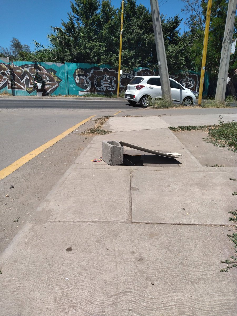 MaurOtegui's tweet photo. @MuniPenaflor por favor, exigirle a VTR que reemplace la tapa rota desde hace un mes. No esperemos que ocurra un accidente y después lamentarnos. Pasa y pasa personal de VTR por el lado y no hacen nada... Miraflores con Altos de Lircay. https://t.co/Rr9knGbthe