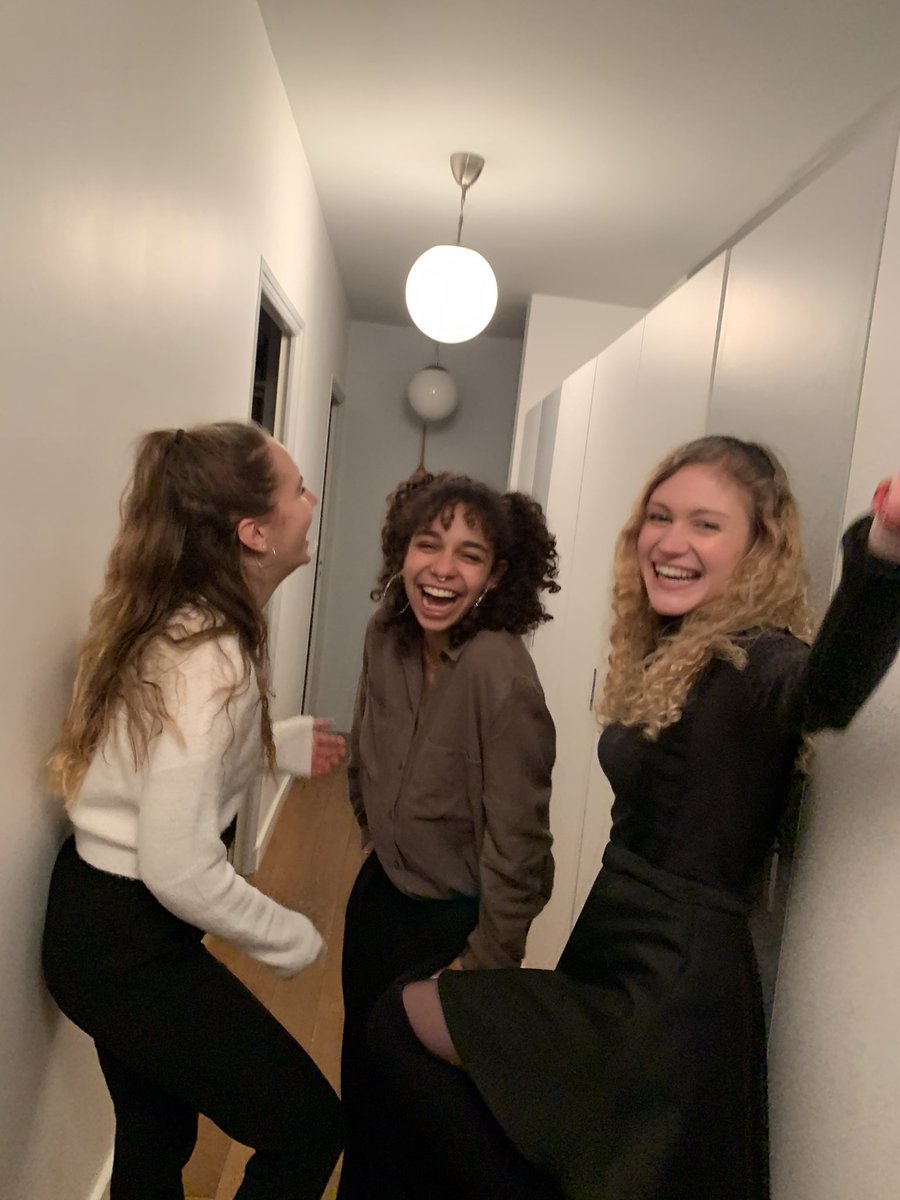 trynnafindsmthg's tweet photo. entre poses improbables et fou rires nous revoilà un an plus tard, mes personnes préférées et moi, en espérant que cette tradition des photos dans le couloir dure toute la vie https://t.co/ScR5q596Xv