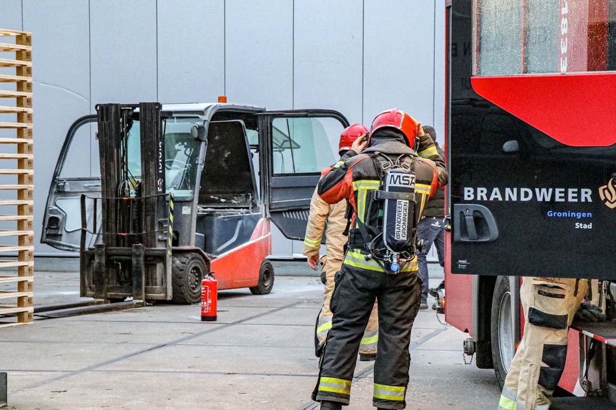 Brandweer ingezet bij rokende heftruck in #Groningen - -..