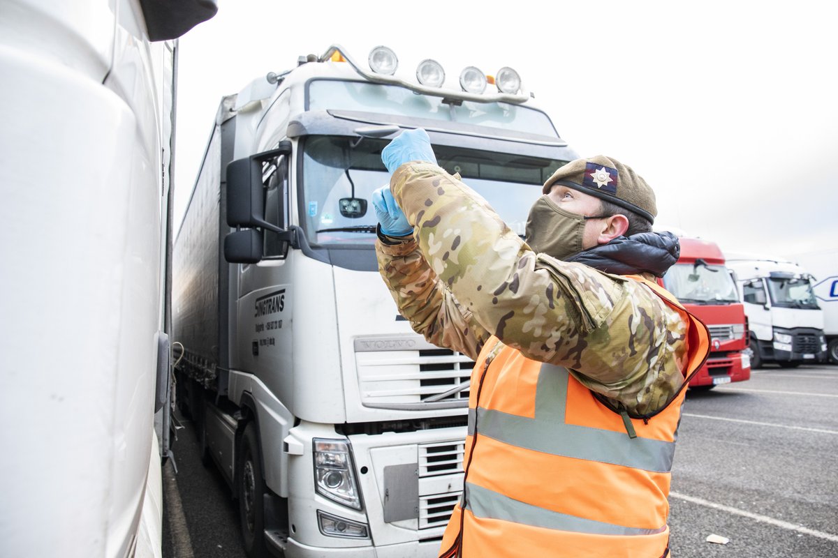 Our soldiers continue to support the civilian agencies helping hauliers cross the Channel to France. There are now Information and Advice Sites with COVID-19 testing facilities for HGV, van and light goods vehicle drivers. Read more here 👉 ow.ly/r6gr50CZoky