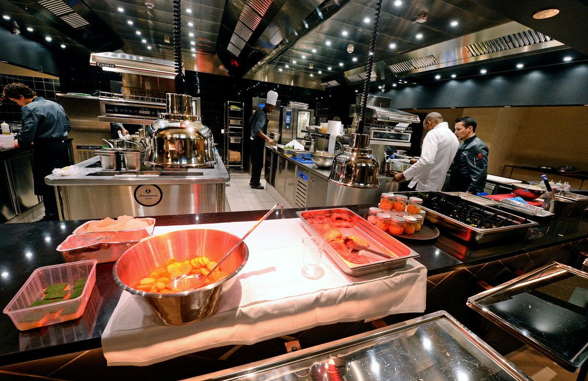 toolyon_'s tweet photo. Première news de l'année qui concerne les restaurants et lieux culturels qui ne devraient rouvrir de si tôt. courage à toutes et tous. #toolyon #COVID19france #restaurants #Pandemie #Lyon 
https://t.co/YQwxRNfstq https://t.co/EvSYXJNYnM