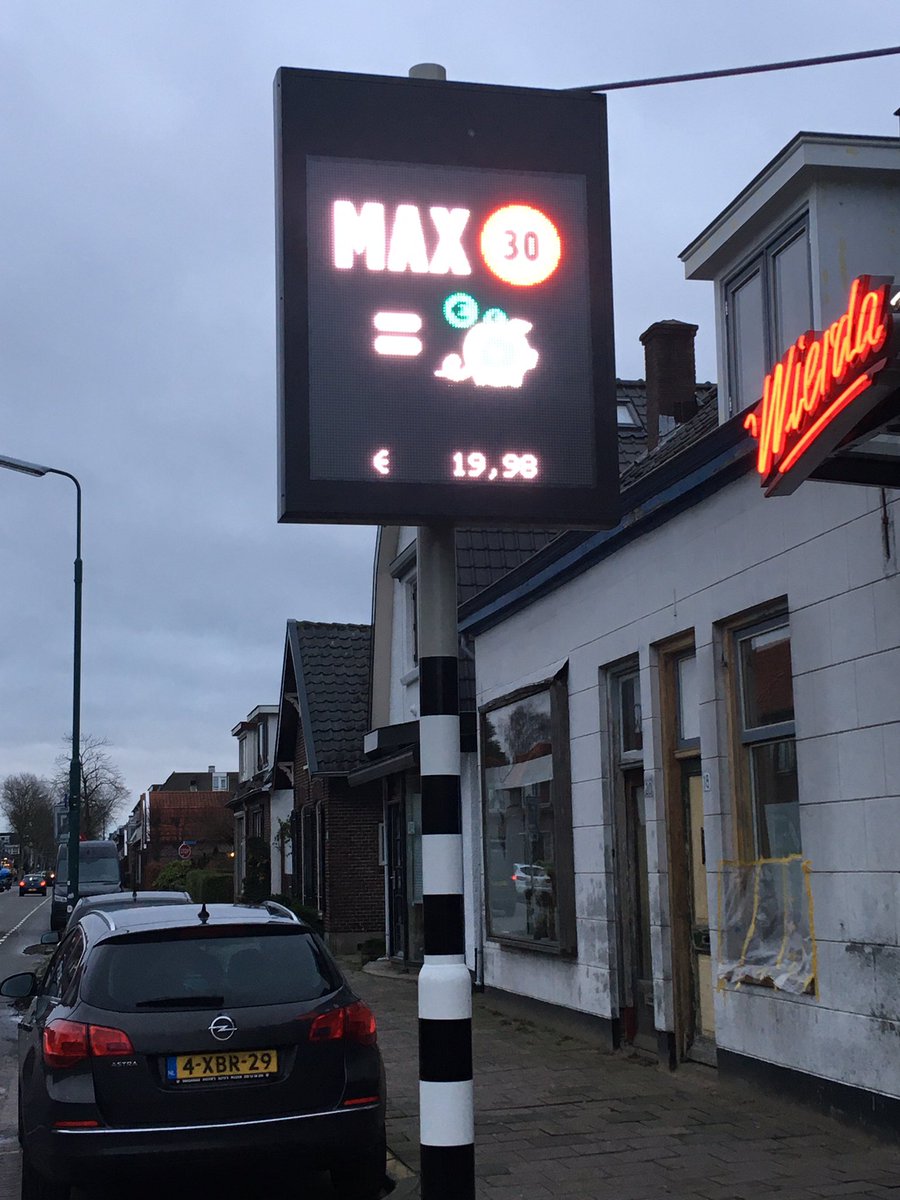 Max 30 km rijden op de Hessenweg Zuid levert geld op! Dankzij de spaarpaal van <a href="/ProvUtrecht/">Provincie Utrecht</a> rijden auto’s langzamer, sparen bewoners voor bloembakken en spelen kinderen veiliger buiten. <a href="/GemDeBilt/">Gemeente De Bilt</a> <a href="/ArneSchaddelee/">Arne Schaddelee</a>