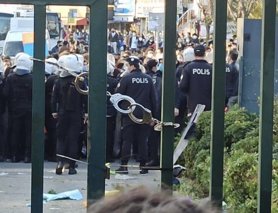 Dağa taşa, üniversite kapısına heryere kelepçe. #BoğaziçiRektörSeçimiİstiyor