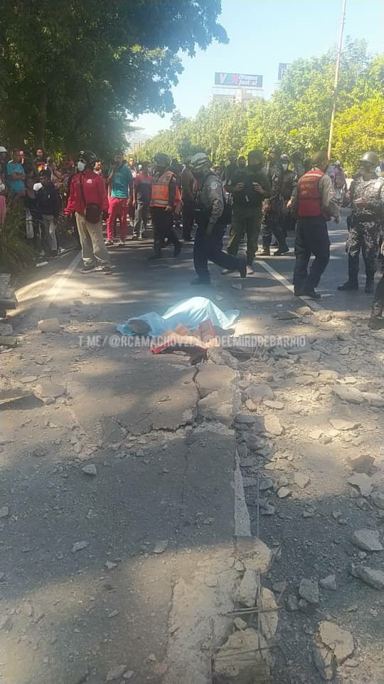 rcamachovzla's tweet image. #Caracas se desplomó la pasarela de San Agustin del Sur, La Charneca. Autoridades manejan la cifra de 1 persona muerta y 3 heridos. Unidades de .@paramedicosmtt y Bomberos Dtto Capital en el sitio.
