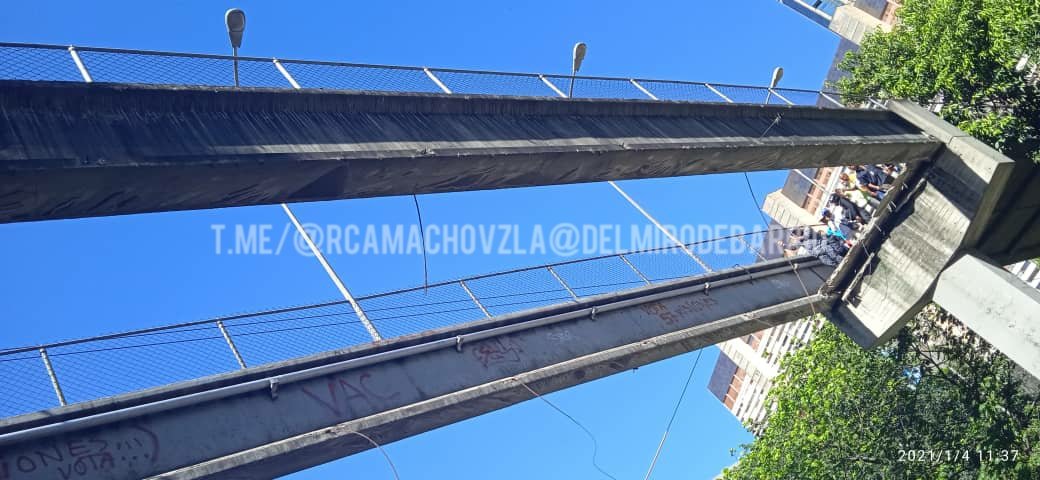 rcamachovzla's tweet image. #Caracas se desplomó la pasarela de San Agustin del Sur, La Charneca. Autoridades manejan la cifra de 1 persona muerta y 3 heridos. Unidades de .@paramedicosmtt y Bomberos Dtto Capital en el sitio.