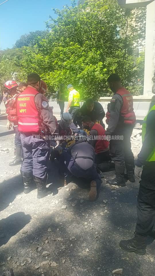 rcamachovzla's tweet image. #Caracas se desplomó la pasarela de San Agustin del Sur, La Charneca. Autoridades manejan la cifra de 1 persona muerta y 3 heridos. Unidades de .@paramedicosmtt y Bomberos Dtto Capital en el sitio.