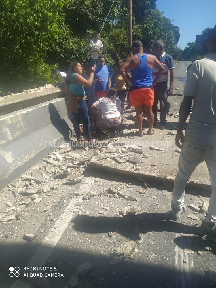 rcamachovzla's tweet image. #Caracas se desplomó la pasarela de San Agustin del Sur, La Charneca. Autoridades manejan la cifra de 1 persona muerta y 3 heridos. Unidades de .@paramedicosmtt y Bomberos Dtto Capital en el sitio.