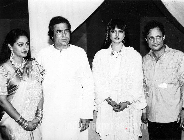 VintageMuVyz's tweet photo. Hum Bhool Gaye Re Har Baat, Magar Tera Pyar Nahin Bhule...
#30YearsOfSoutenKiBeti #5Jan1990
#Jeetendra #Rekha #Jayaprada #SawanKumar #VedPal
#BollywoodFlashback #90s #muvyz #muvyz010421 https://t.co/kpb3uLSUnr