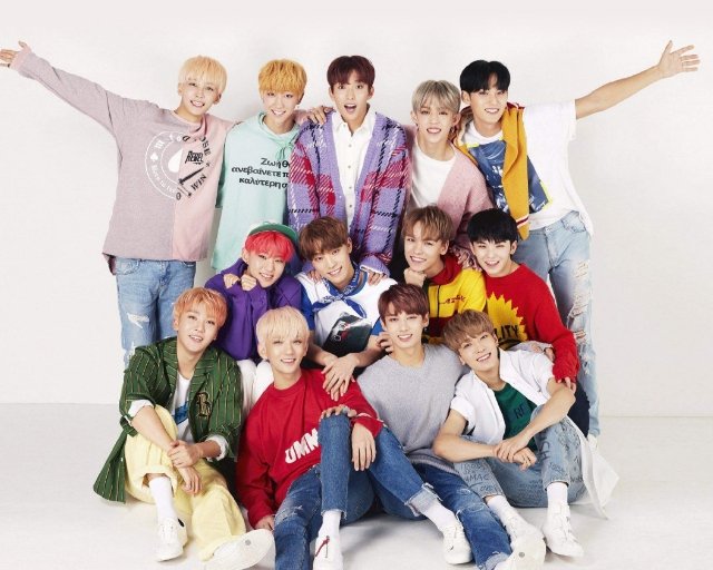 корейская группа бтс. кпоп надпись. группа exo. дни k. дни k.
