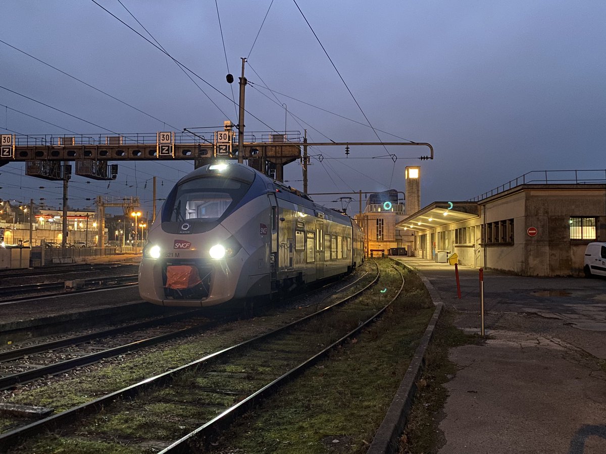 Bonsoir à tous ! Premier train de 2021 pour moi et l’occasion de vous souhaiter une très bonne année 💪🏼 direction #Lonslesaunier depuis #Besançon avec le #ter895952. Nous serons semi direct jusqu’à Lons. Bon voyage et n’oubliez pas le masque 👍🏻