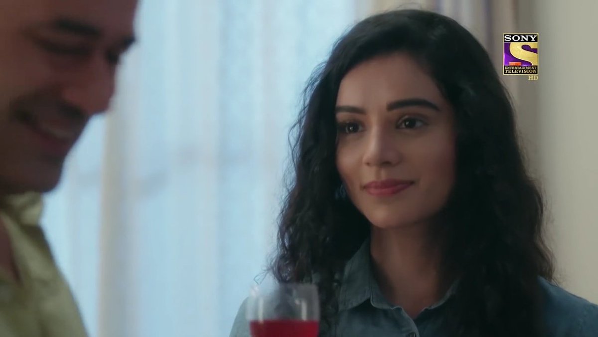 Heroine :Alia ShroffMarried. Rich one, CEO of Direct Dil Se(gift shop). Parents are divorced. Hates her mother Nandini, somehow adjusted with Father. Strict with office stuffs, do business of emotions. Not very friendly with kids. Loves desserts. #Story9MonthsKi