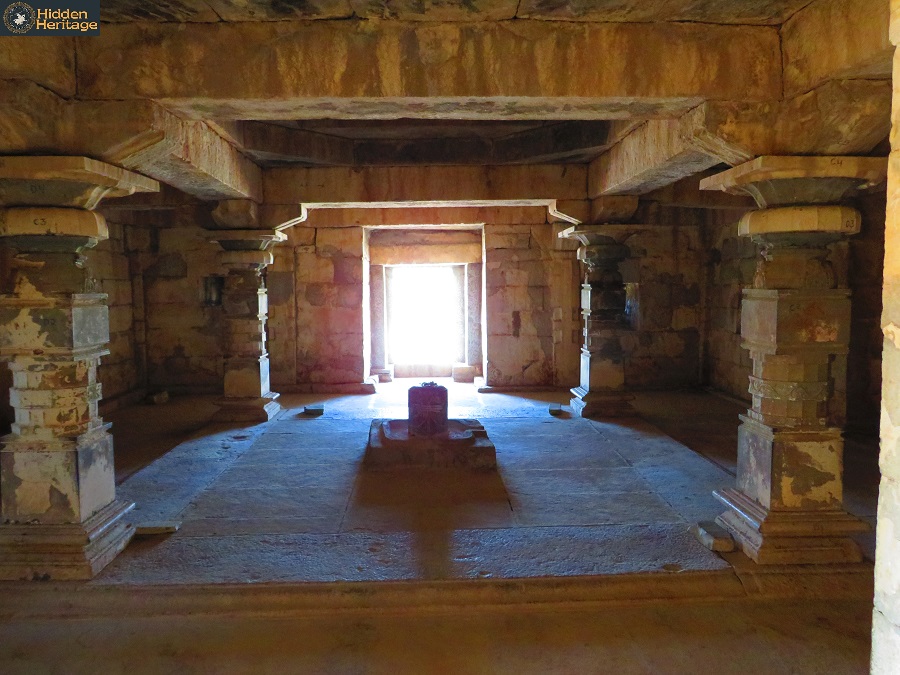 Sometimes, while on a quest, one tends to follow an instinct. I frequently do and that took me to Sirwal,  #Yadgir. Where, across a stream, I tumbled into a rich complex of Rashtrakuta & Chalukyan temples. Dedicated to Shiva. More on this tomorrow.  #Karnatakatrail