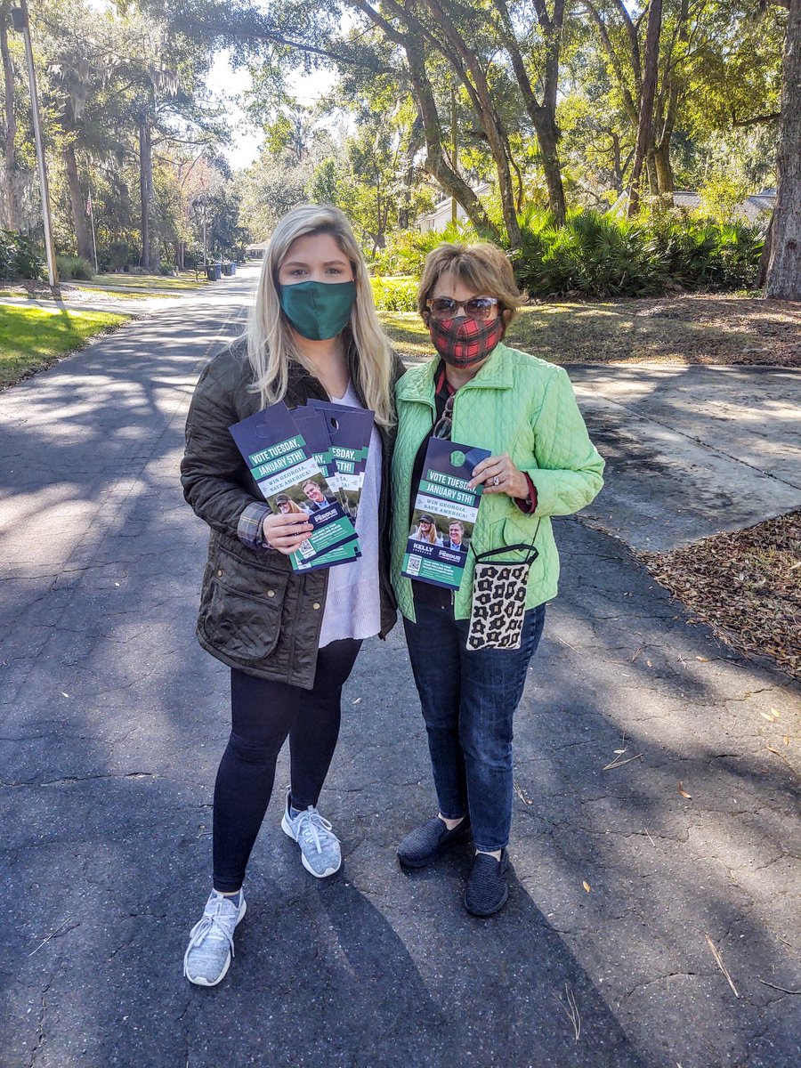 The Tennessee Volunteers take Georgia! Excited to be talking to voters on St. Simon's Island to day with Tennessee National Commitee woman Beth Campbell!  #SavetheSenate #GeorgiaGrit