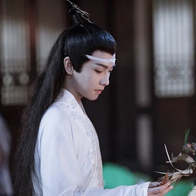 LAN SIZHUI: Rose Water and IvyThe real queen of bath and body works smells. Can do no wrong. Present, but not overpowering. I would die for Rose Water and Ivy. I suspect Rose Water and Ivy would die for me, too.