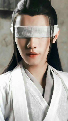 XIAO XINGCHEN: Bergamot WatersA beautiful, gentle, fresh smell that unfortunately can only be smelled if you like, shove your face into it. It tries its best. The shattered soul in a qiankun pouch of bath and body works.