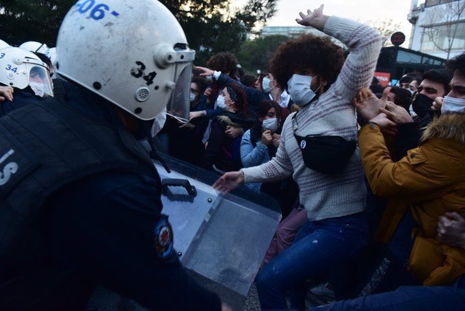 kadrajtr_'s tweet photo. Polise uzanan eller kırılsın diyenler bu tweeti paylaşıyor 

#PolisiminYanındayım https://t.co/SdcgathLef