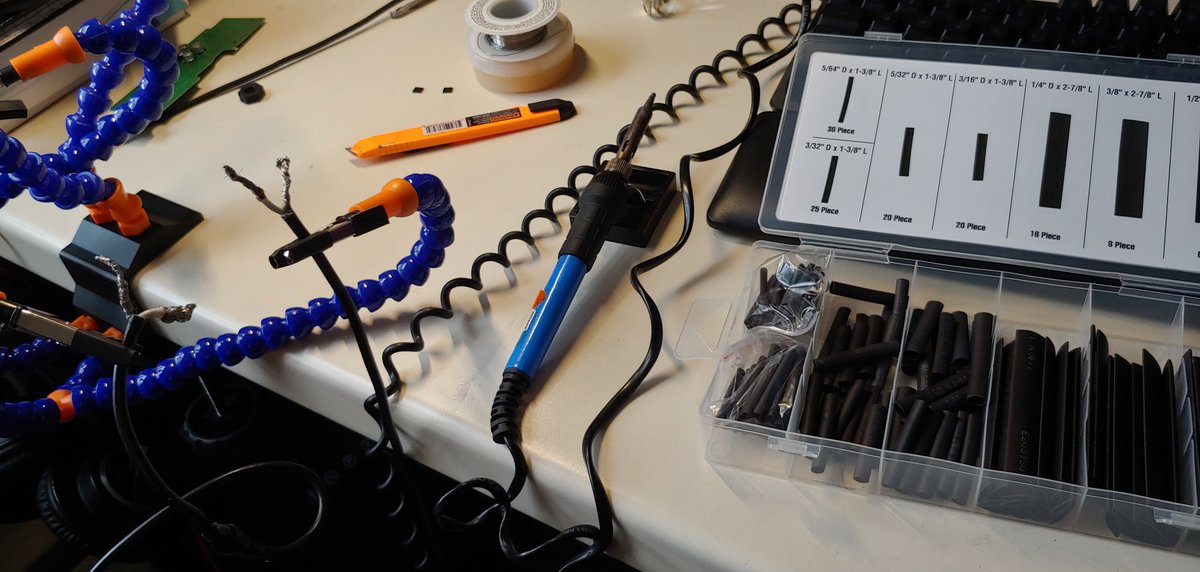 AngelaVitaletti's tweet photo. Oh boy..
#repairs #tech #soldering #electronics https://t.co/yncv7r0kz6