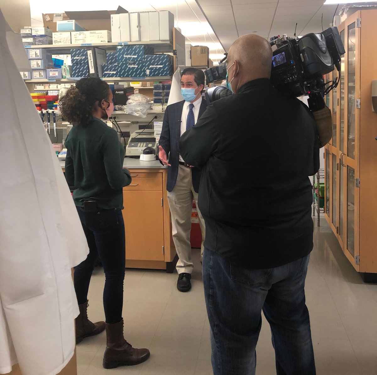 Earlier today, Dan Barouch, M.D, Ph.D, Director of the Center for Virology and Vaccine Research, gave @ABCWorldNews a tour of the @BarouchLab and discussed the new #COVID variants. Tune in to ABC World News tonight or catch Dr. Barouch on @GMA tomorrow!