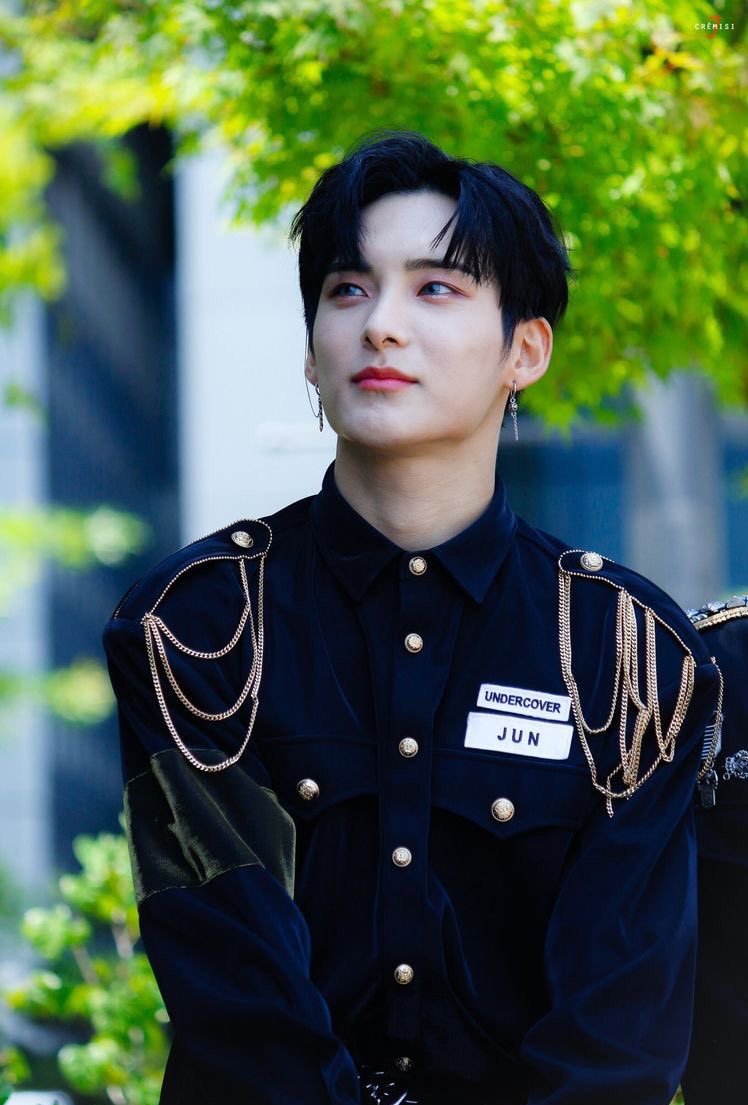 "this crown on this junhee" - a thread