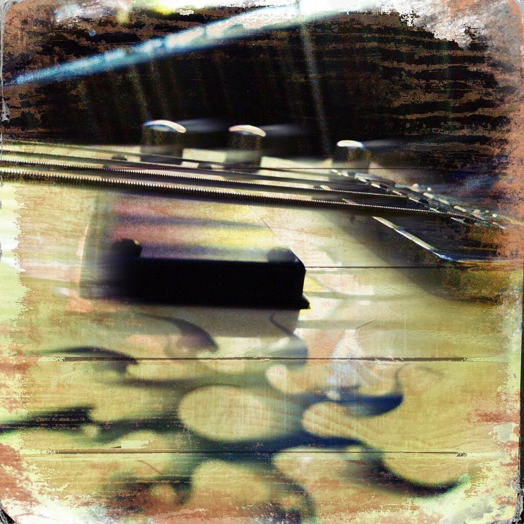 stevekelly11's tweet photo. A bit of bass #bassguitar #Hipstamatic #Tachman #Maple1880 https://t.co/g0pL8jA0Rx