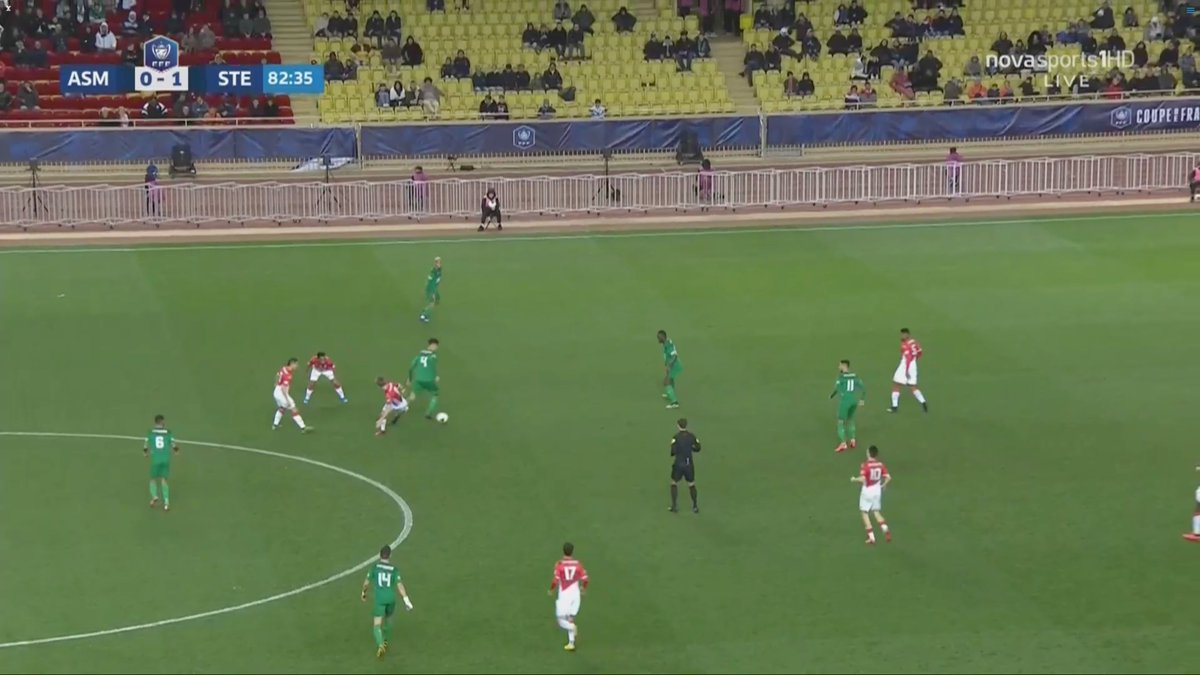 Et quand il allie conduite de balle et des dribbles, ça donne ce genre de folies (on ne dira rien sur le choix de Bouanga de dribbler un gardien sur sa droite quand il est déjà orienté de ce côté).