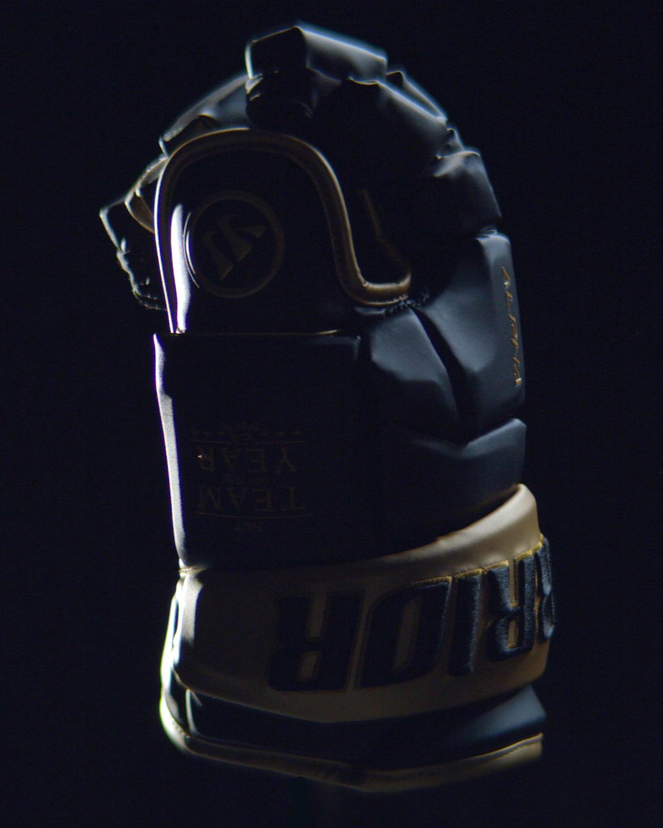 EASPORTSNHL's tweet photo. This is the package @WarriorHockey gave to Leon Draisaitl for being on the #NHL21 TOTY 😍 🔥

Can't decide which we like more the gloves or those sneakers 👀 @newbalance @MACHE275 https://t.co/6GbIJn2Psx