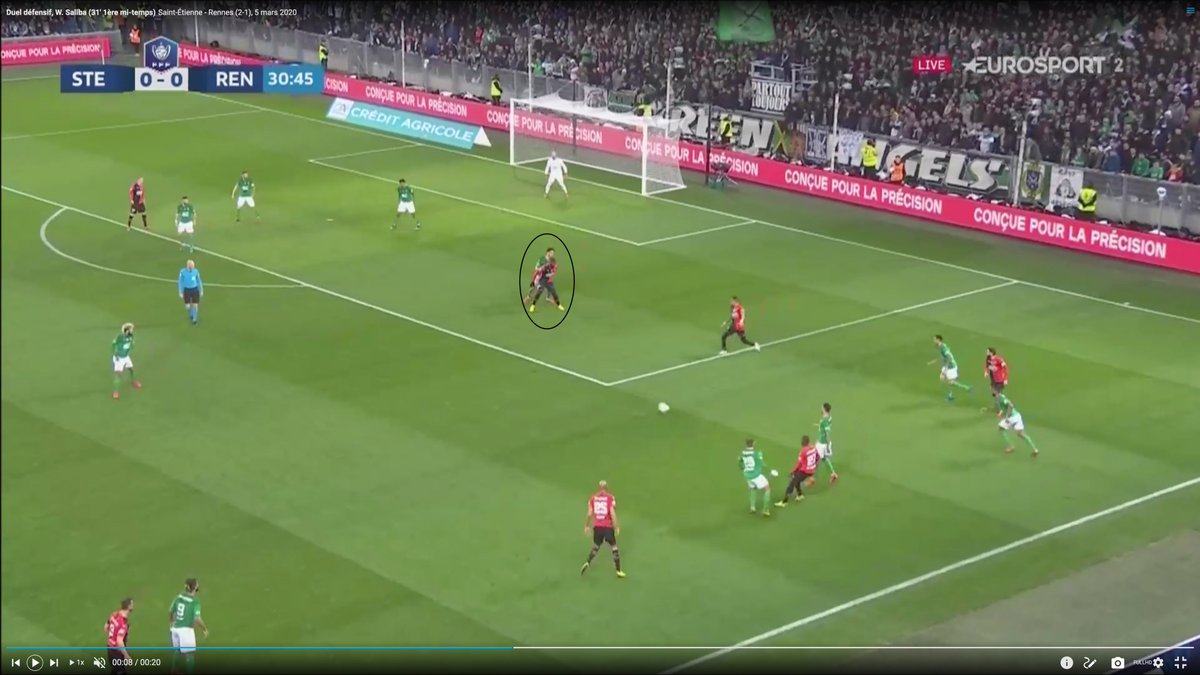 1/ Saliba vient toujours coller le 9 adverse pour l'empêcher de se retourner2/ Il voit qu'il a un 2v1 à gérer et gicle vers le joueur libre avant qu'il ait reçu la balle3/ Il défend debout, maitrise la situation, et permet à ses coéquipiers de se replacer