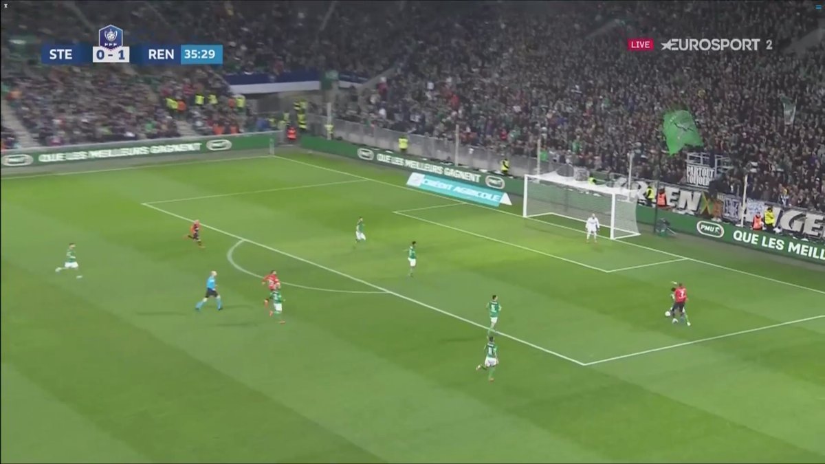 1/ Le décalage est fait mais il reste aligné et patient attend de connaitre la décision de son adversaire2/ Son joueur reçoit la balle, mais il n'intervient pas, car il a pris l'info sur l'ailier qui attaque la profondeur3/ Amène le joueur vers l'ext4/ Récupération