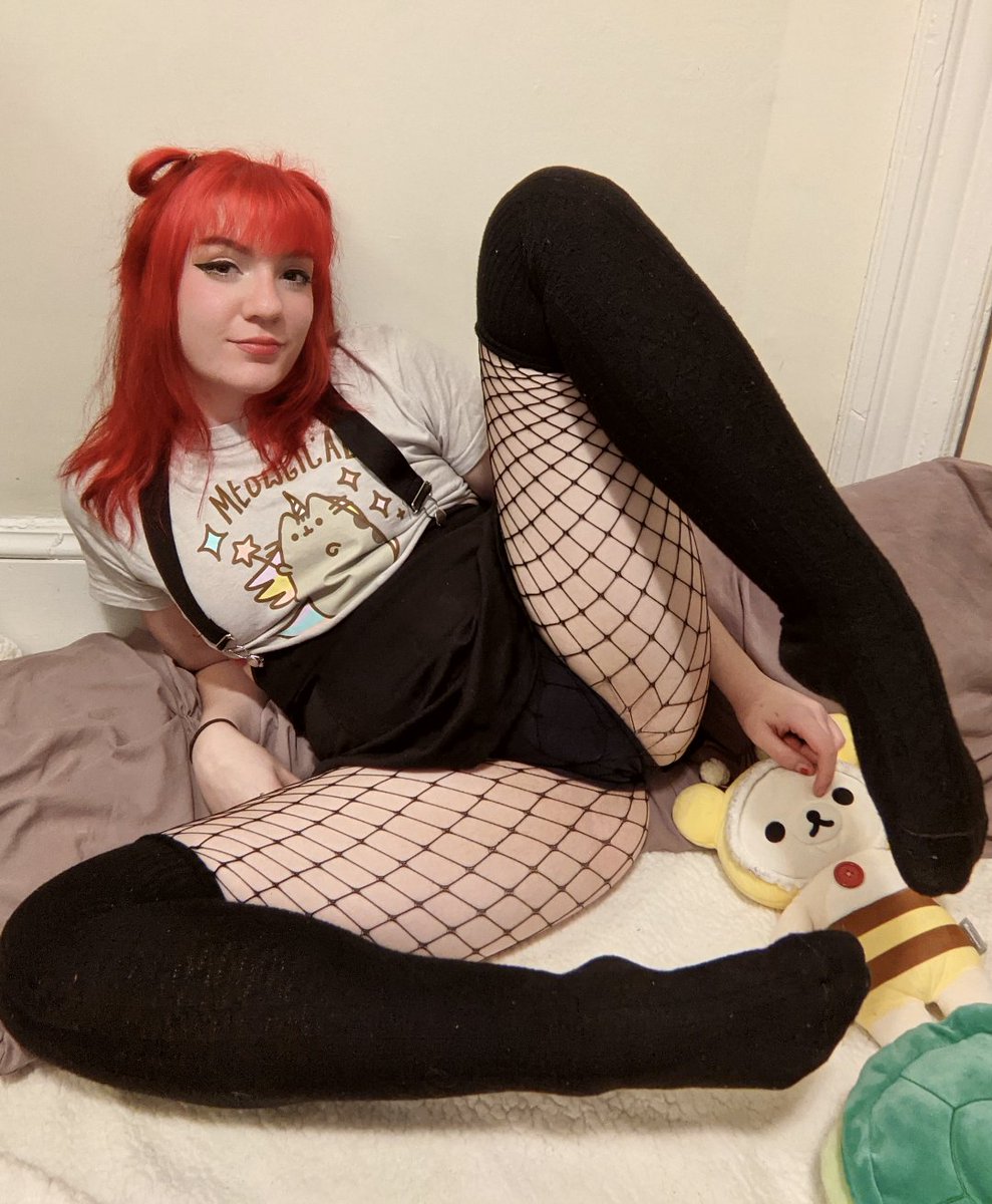 MeadowsSilver's tweet photo. How do you like thinking about this curvy cutie smothering you under her ass? I love punishing my slaves, looking like a sweet baby doll sitting hard on their face 💖
#facesitting #facesittingdom #queening #cutedom #softdom https://t.co/SI0hWbjVuc