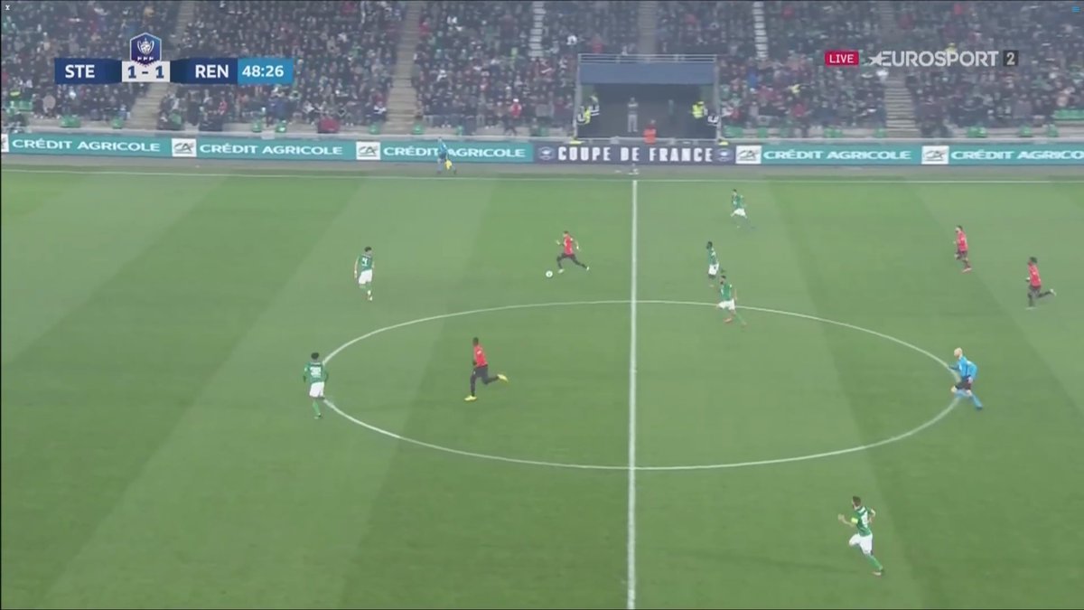 Saliba défend selon l'adage "le dernier qui bouge a perdu"1/ 2v2 en transition2/ Il se réoriente pour contrôler la course de Raphinha3/ Attend que l'attaquant prenne une décision en gardant 1m d'intervention4/ Passe devant sur le croche intérieur