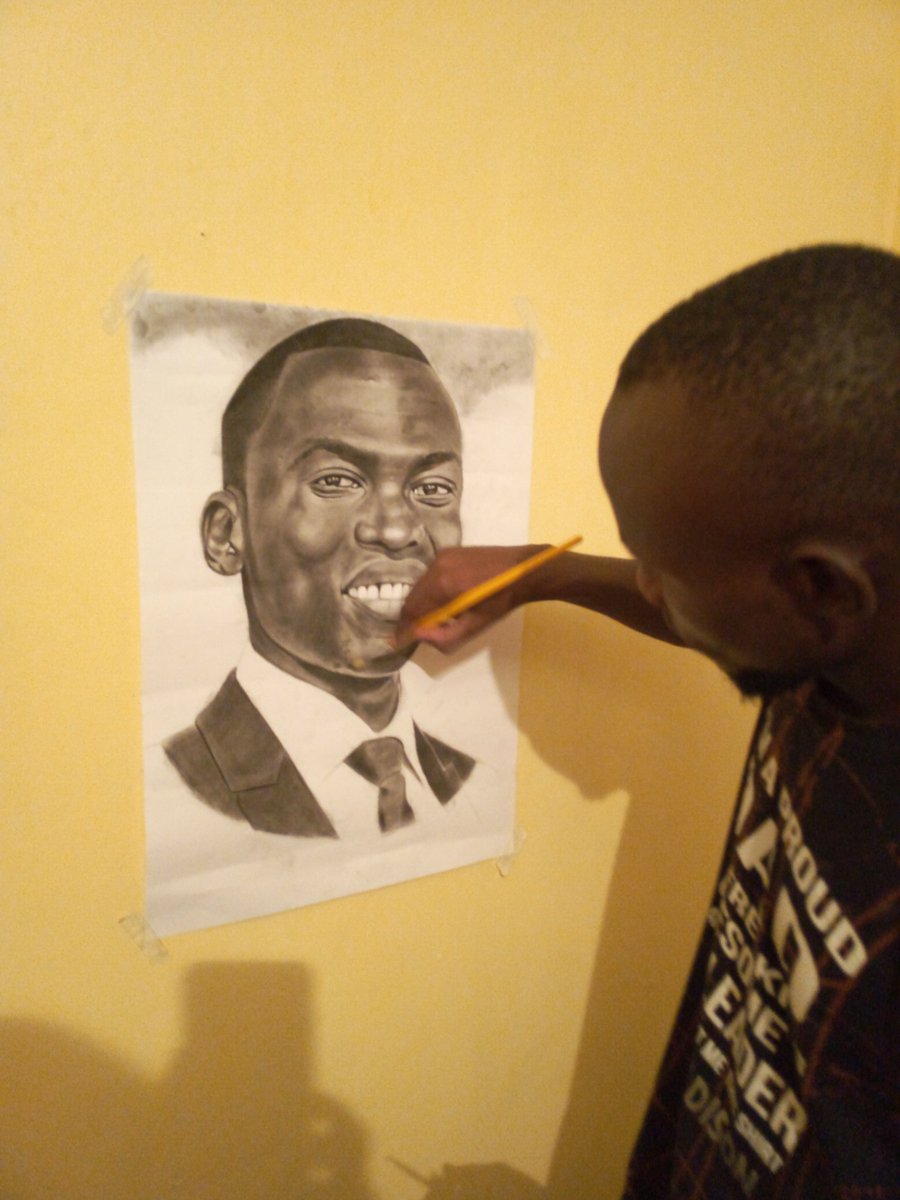 Aswan_art254's tweet photo. Kimdly help me retweet this @citizentvkenya. Made this A2 drawing gift of charcoal and pencil portrait  of my all time favorite journalist and news anchor @TrevorOmbija 🔥🔥🔥

 #mondayreport
#citizentv
# school reopening
Alai Jack Ma Bravin Yuri Kang'ata https://t.co/0vp3zzcWuc