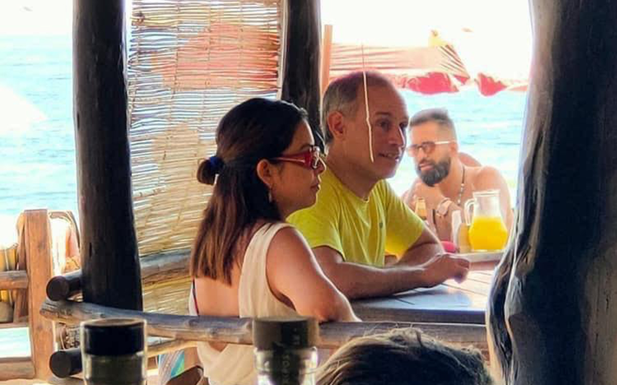 AristeguiOnline's tweet photo. López-Gatell ha trabajado bastante, dice AMLO ante pregunta sobre foto en la playa https://t.co/f5g4Zrjmng https://t.co/ZlmQVnJ486