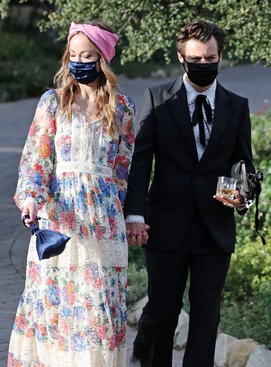 Alexis Benveniste This Photo Of Olivia Wilde And Harry Styles Wearing Masks And Holding Hands Is The Celebrity Vitamin C I Need To Get Me Through The Rest Of This Alexis Benveniste This Photo Of Olivia Wilde And Harry Styles Wearing Masks And Holding Hands Is The Celebrity Vitamin C I Need To Get Me Through The Rest Of This