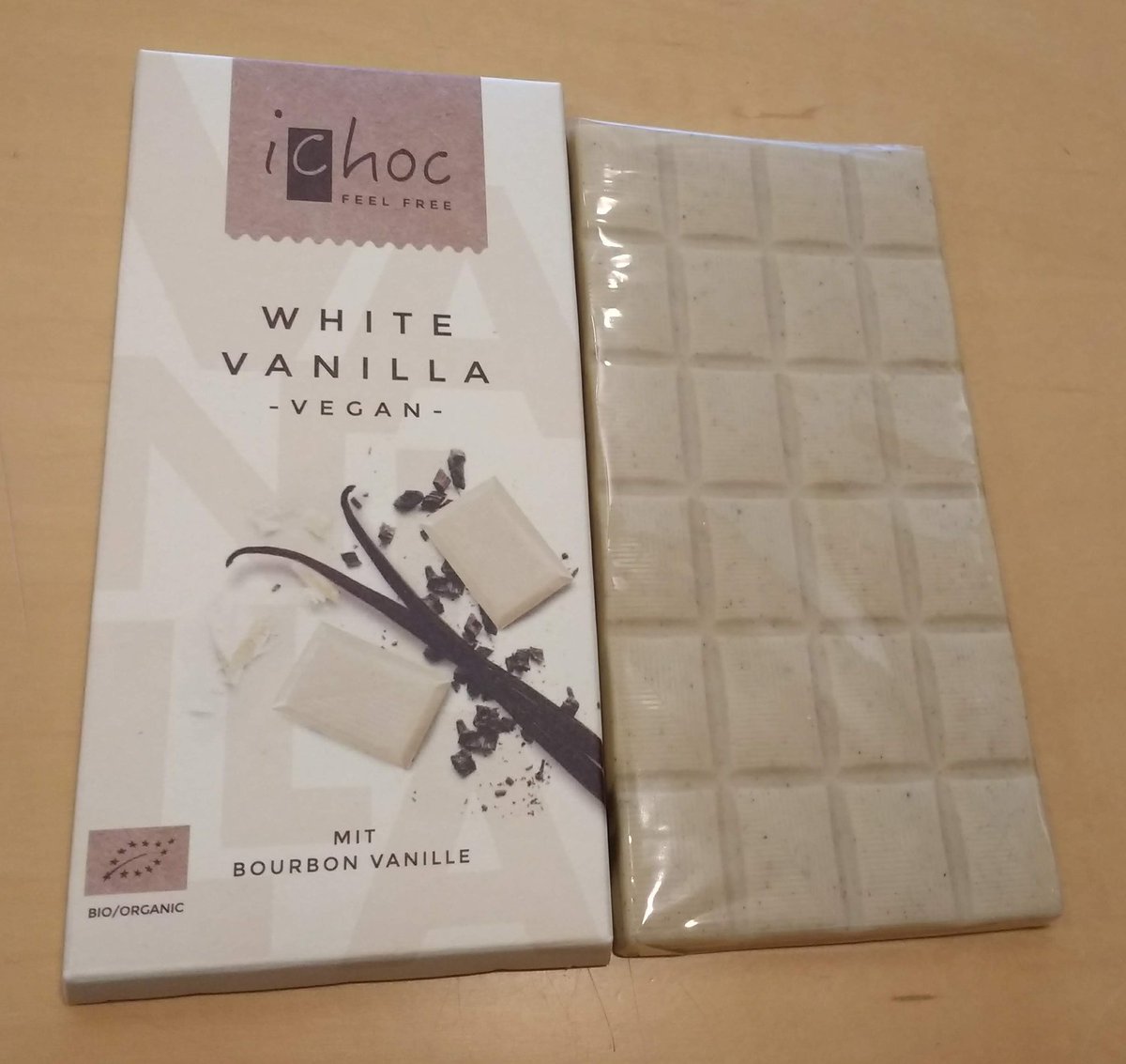 nereachocolate's tweet photo. Hay chocolates blancos de distintas calidades, según sus ingredientes.1) ecológico y vegano, no lleva leche. Manteca de cacao desodorizada. 2) manteca de cacao natural; el color verde es del pistacho 3) manteca de cacao natural 4) manteca de cacao desodorizada. Mira las etiquetas https://t.co/F1lwkOmmrb