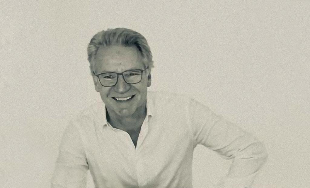 ParisMatch's tweet photo. Directeur de la rédaction de Paris Match, Olivier Royant est mort ans la nuit de mercredi à jeudi. Si vous désirez lui rendre hommage et adresser vos condoléances à ses proches, une adresse mail a été créée : hommage.olivierroyant@parismatch.com 🙏 https://t.co/QoVFz2M62Z