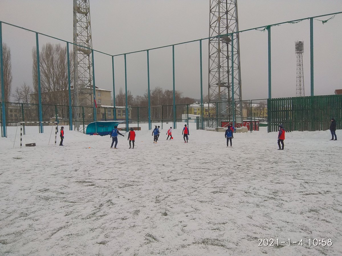 ValterArturV's tweet photo. ⚽️ 4 января 2021 г. на стадионе "Кристалл" г.Жигулевск состоялся турнир по футболу "Зимний мяч" среди юношей. Команда п.Луначарский стала победителем турнира!!! Молодцы!!! Поздравляем!!! https://t.co/RR7RE2JEtQ