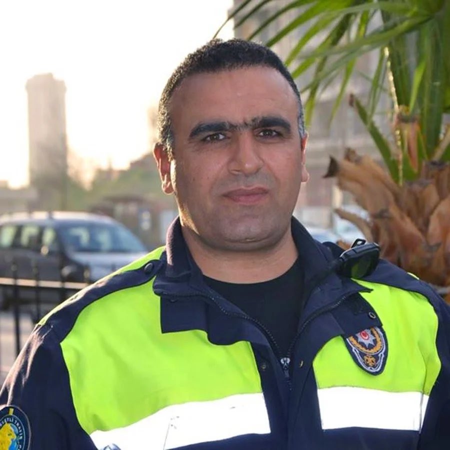 #PolisiminYanındayım

Evlerimizde güvende oturuyorsak..

Türk polisi sayesinde..

Mahsum insanlar ölmesin diye

 Hayatini feda eden kahramanlari  unutmadik..!

Unutmayacagiz..!