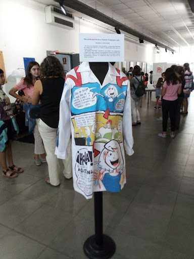 En este celebración del  #diadelamujerylaninaenlaciencia sumamos una exposición de túnicas de laboratorio intervenidas por artistas. Los trabajos de <a href="/paez_ago/">Ago Paez Vilaro</a>, <a href="/BandasEduca/">Bandas Educativas</a> <a href="/Gastonizaguirr2/">Gastonizaguirre</a> <a href="/margobaridon/">margo baridon</a> #carlaespinosa <a href="/wearelittlereb1/">wearelittlerebels</a> aún decoran el hall del instituto.