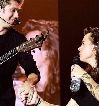 vmindreamer's tweet photo. 📲 | UNSEEN: Harry Styles and Niall Horan spotted holding hands 👀 Are they dating? https://t.co/BDfa3JZJKJ