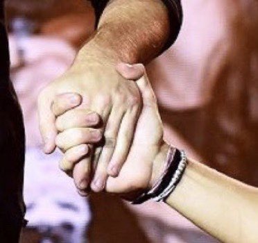 vmindreamer's tweet photo. 📲 | UNSEEN: Harry Styles and Niall Horan spotted holding hands 👀 Are they dating? https://t.co/BDfa3JZJKJ