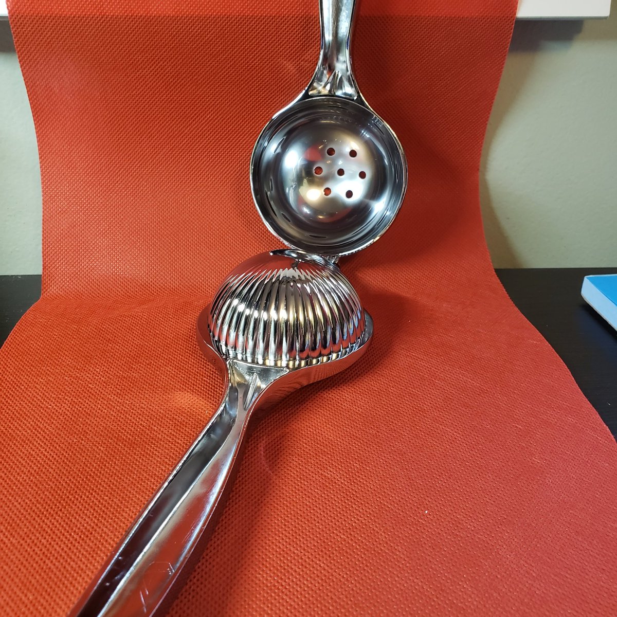 TabithaCrow0919's tweet photo. Very sturdy and can squash the total guts out of a lemon. Or lime. Or small orange. Whatever. No judging here. https://t.co/up0uQMrng7 https://t.co/lcZKcDdvva