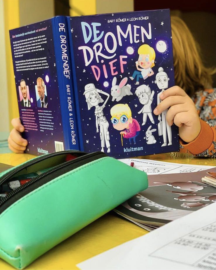 I love seeing kids reading my book “De Dromendief” 
Thank you @annemiekevandertogt &amp; <a href="/roybeusker/">Roy Beusker</a> for the super cool photo 🥳
Published by: @Kluitman 
.
.
.
#leonromer #kluitman #reading #voorlezen #voorleesweek #voorlees #booktip #boeken #boekentip #prentenboek #kinderboek